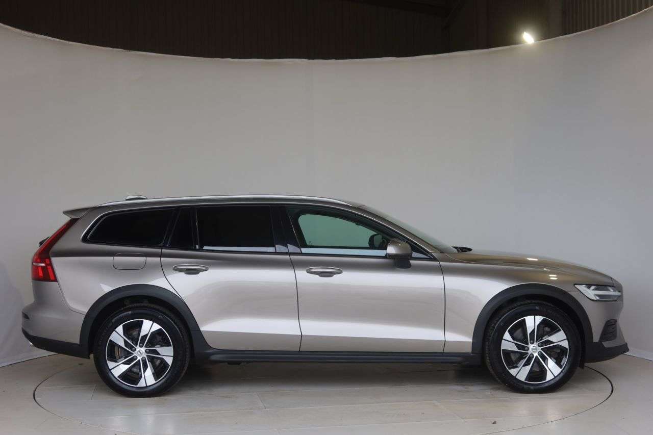 A 2021 VOLVO V60 CROSS COUNTRY 2.0 B5 MHEV Estate 5dr Petrol Hybrid Auto AWD Euro 6 (s/s) (250 ps) OPTICAL A 2021 VOLVO V60 CROSS COUNTRY 2.0 B5 MHEV Estate 5dr Petrol Hybrid Auto AWD Euro 6 (s/s) (250 ps) OPTICAL