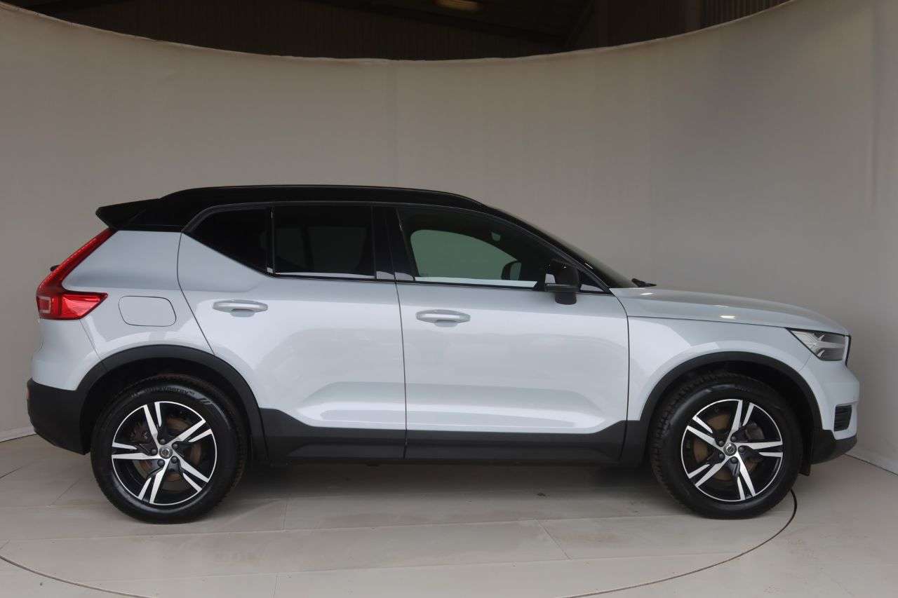A 2022 VOLVO XC40 2.0 B4 MHEV Plus SUV 5dr Petrol Hybrid DCT Auto AWD Euro 6 (s/s) (197 ps) H A 2022 VOLVO XC40 2.0 B4 MHEV Plus SUV 5dr Petrol Hybrid DCT Auto AWD Euro 6 (s/s) (197 ps) H