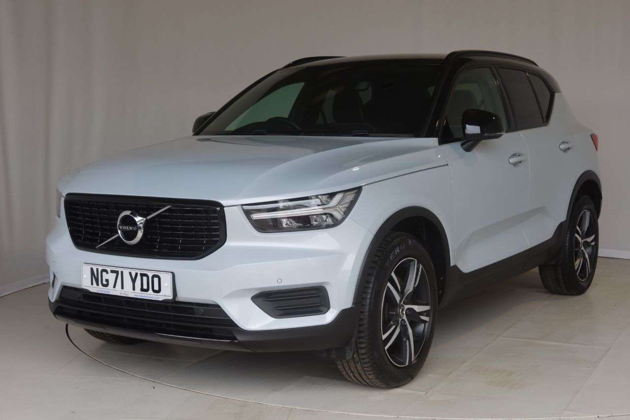 A 2022 VOLVO XC40 2.0 B4 MHEV Plus SUV 5dr Petrol Hybrid DCT Auto AWD Euro 6 (s/s) (197 ps) H A 2022 VOLVO XC40 2.0 B4 MHEV Plus SUV 5dr Petrol Hybrid DCT Auto AWD Euro 6 (s/s) (197 ps) H