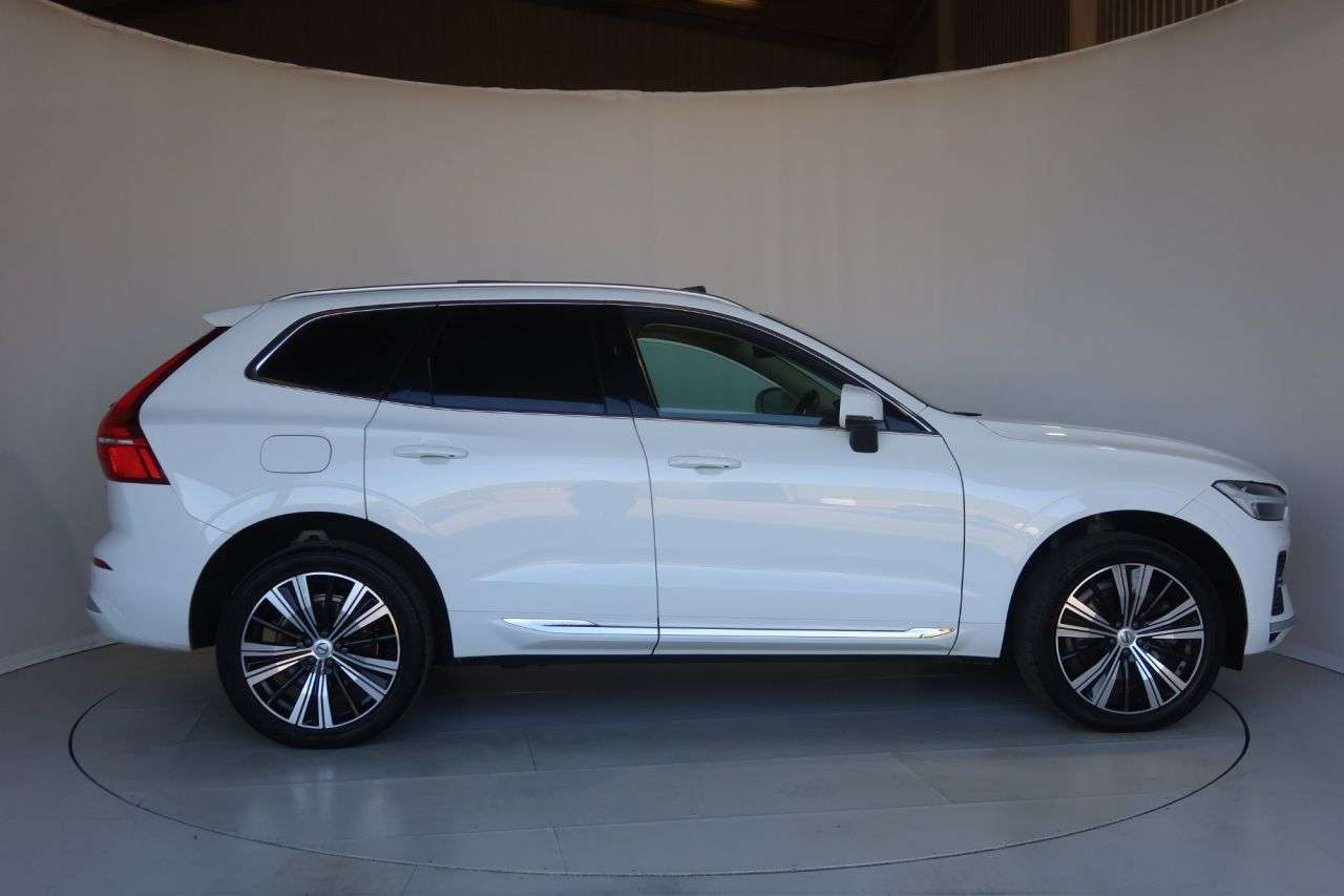 A 2022 VOLVO XC60 2.0h T8 Recharge 18.8kWh Ultimate Bright SUV 5dr Petrol Plug-in Hybrid Auto A 2022 VOLVO XC60 2.0h T8 Recharge 18.8kWh Ultimate Bright SUV 5dr Petrol Plug-in Hybrid Auto