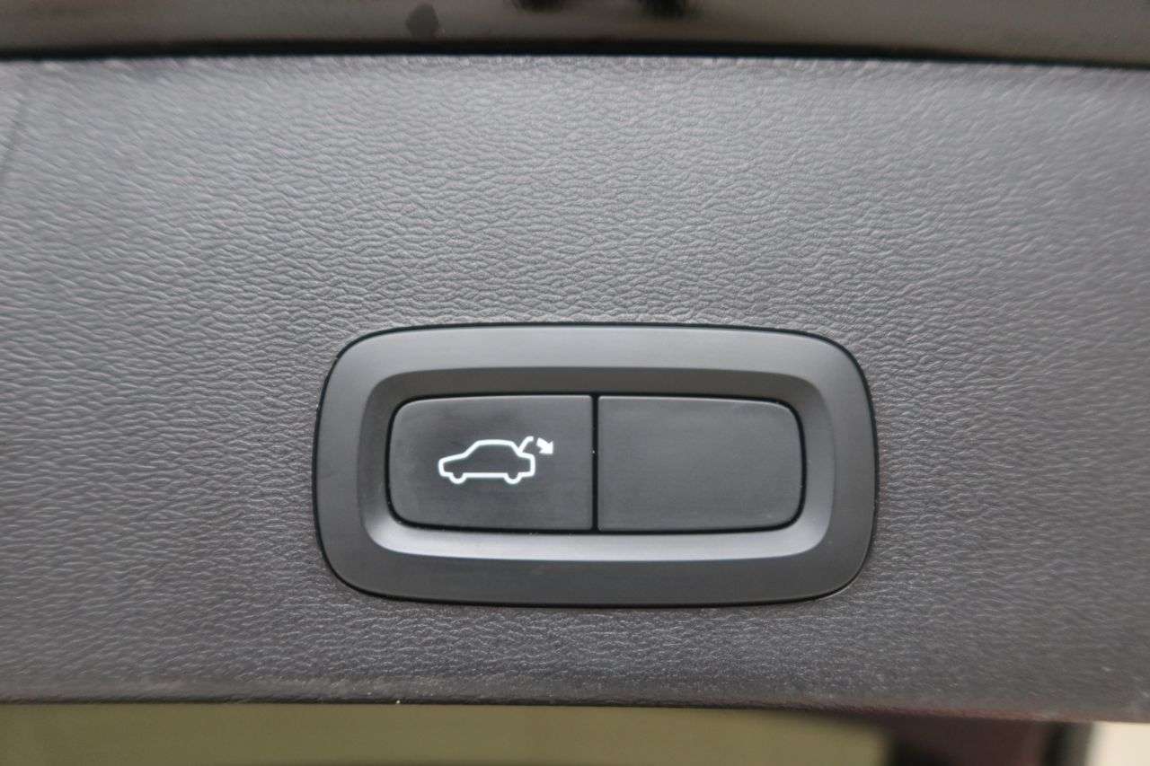 2023 VOLVO XC40 2023 VOLVO XC40