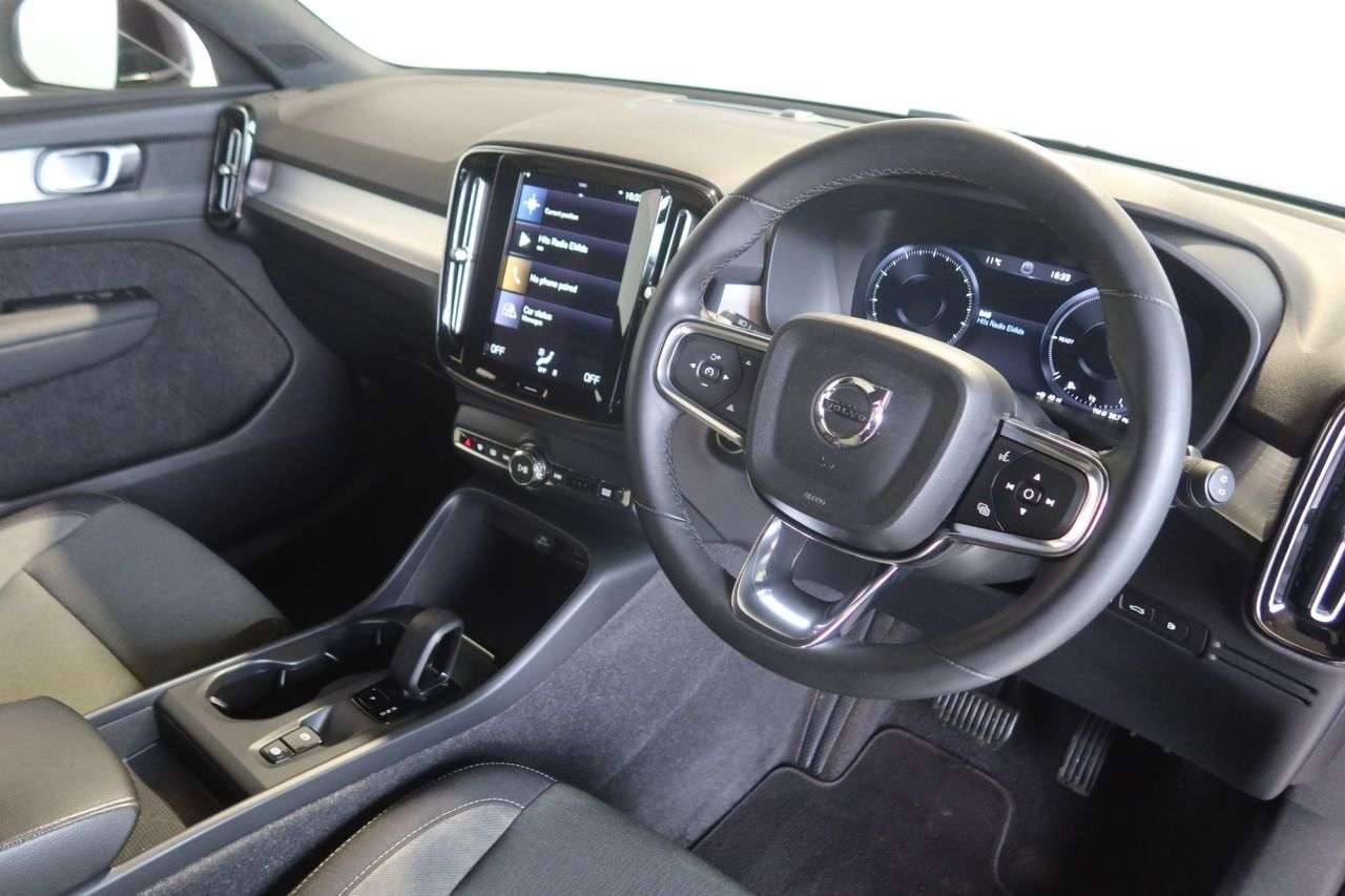 2023 VOLVO XC40 2023 VOLVO XC40