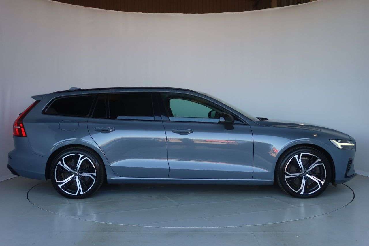 A 2022 VOLVO V60 2.0h T6 Recharge 18.8kWh Plus Dark Estate 5dr Petrol Plug-in Hybrid Auto AW A 2022 VOLVO V60 2.0h T6 Recharge 18.8kWh Plus Dark Estate 5dr Petrol Plug-in Hybrid Auto AW