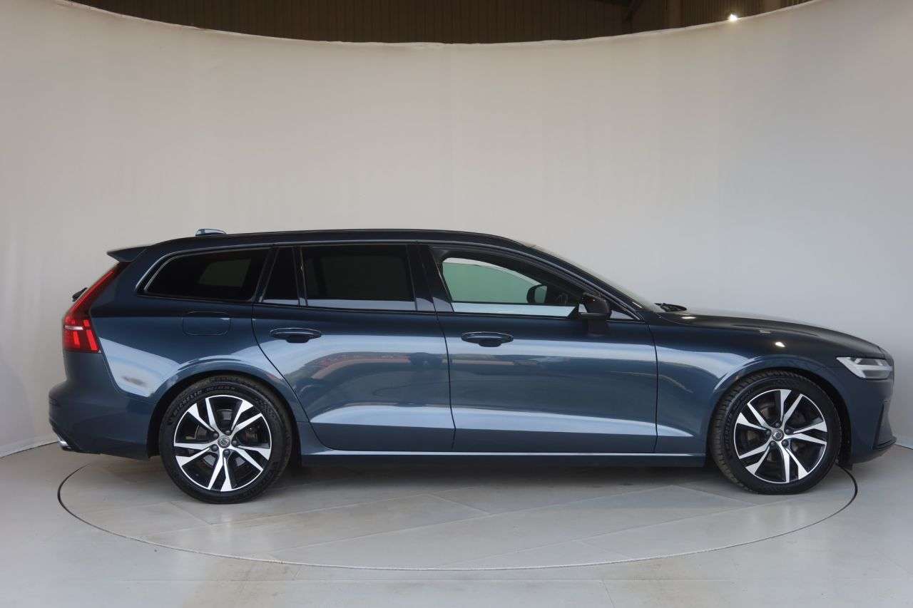 A 2022 VOLVO V60 2.0 B4 MHEV R-Design Estate 5dr Diesel Hybrid Auto Euro 6 (s/s) (197 ps) PI A 2022 VOLVO V60 2.0 B4 MHEV R-Design Estate 5dr Diesel Hybrid Auto Euro 6 (s/s) (197 ps) PI