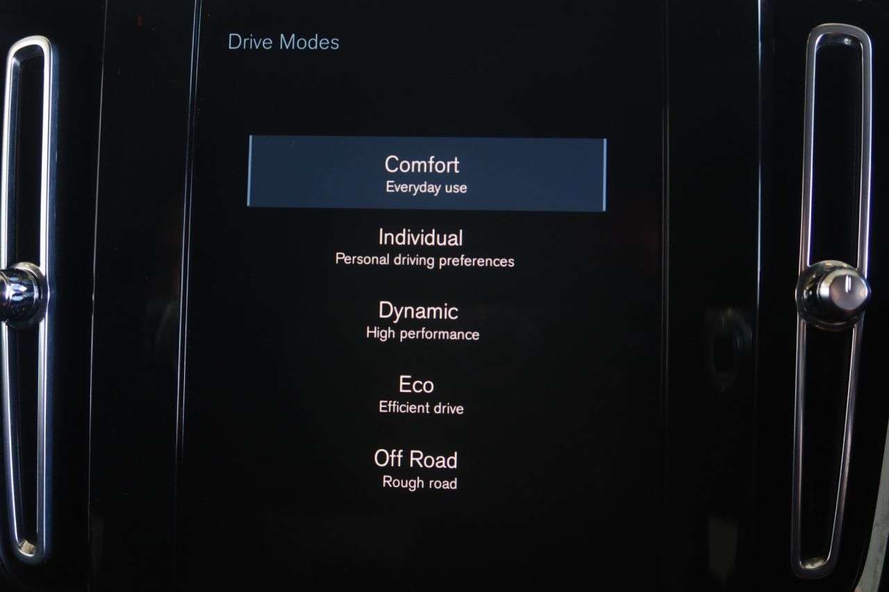 2022 VOLVO XC40 2022 VOLVO XC40