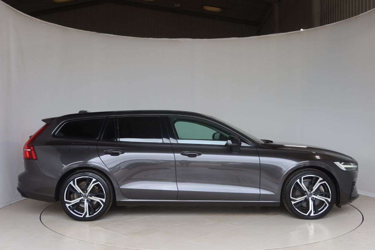 A 2022 VOLVO V60 2.0h T6 Recharge 18.8kWh Plus Dark Estate 5dr Petrol Plug-in Hybrid Auto AW A 2022 VOLVO V60 2.0h T6 Recharge 18.8kWh Plus Dark Estate 5dr Petrol Plug-in Hybrid Auto AW