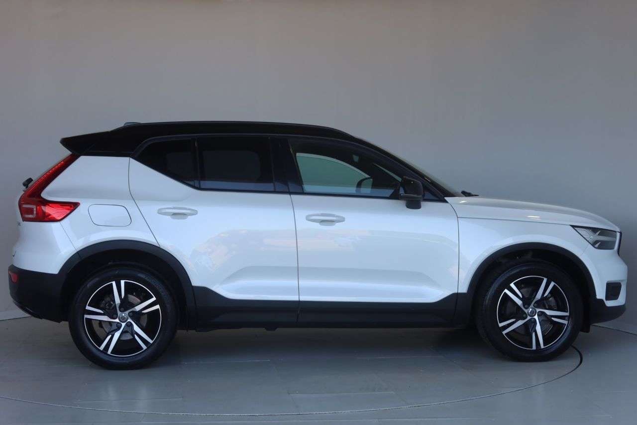 A 2021 VOLVO XC40 2.0 B4 MHEV R-Design SUV 5dr Petrol Hybrid Auto Euro 6 (s/s) (197 ps) REAR A 2021 VOLVO XC40 2.0 B4 MHEV R-Design SUV 5dr Petrol Hybrid Auto Euro 6 (s/s) (197 ps) REAR