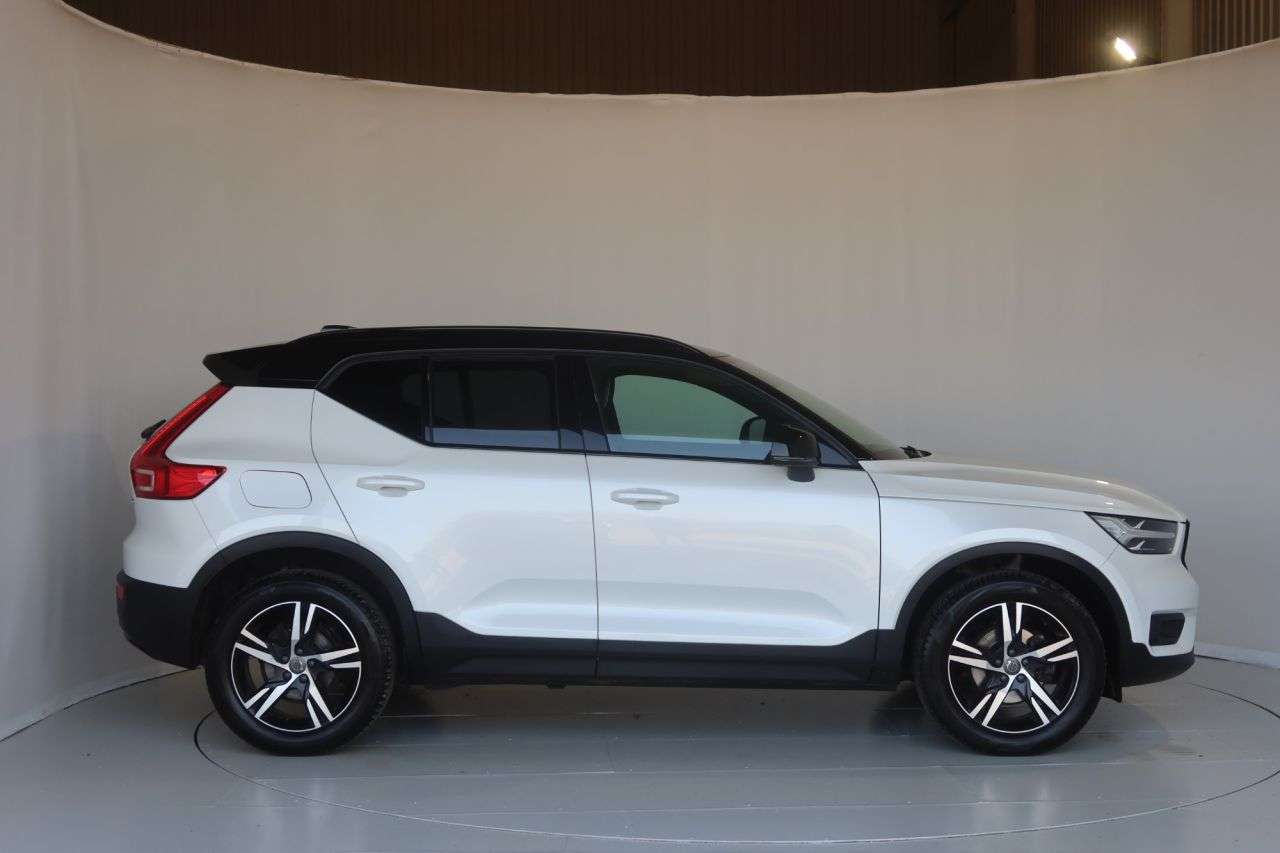 A 2021 VOLVO XC40 1.5 T3 R-Design SUV 5dr Petrol Manual Euro 6 (s/s) (163 ps) OPTICAL REAR PA A 2021 VOLVO XC40 1.5 T3 R-Design SUV 5dr Petrol Manual Euro 6 (s/s) (163 ps) OPTICAL REAR PA