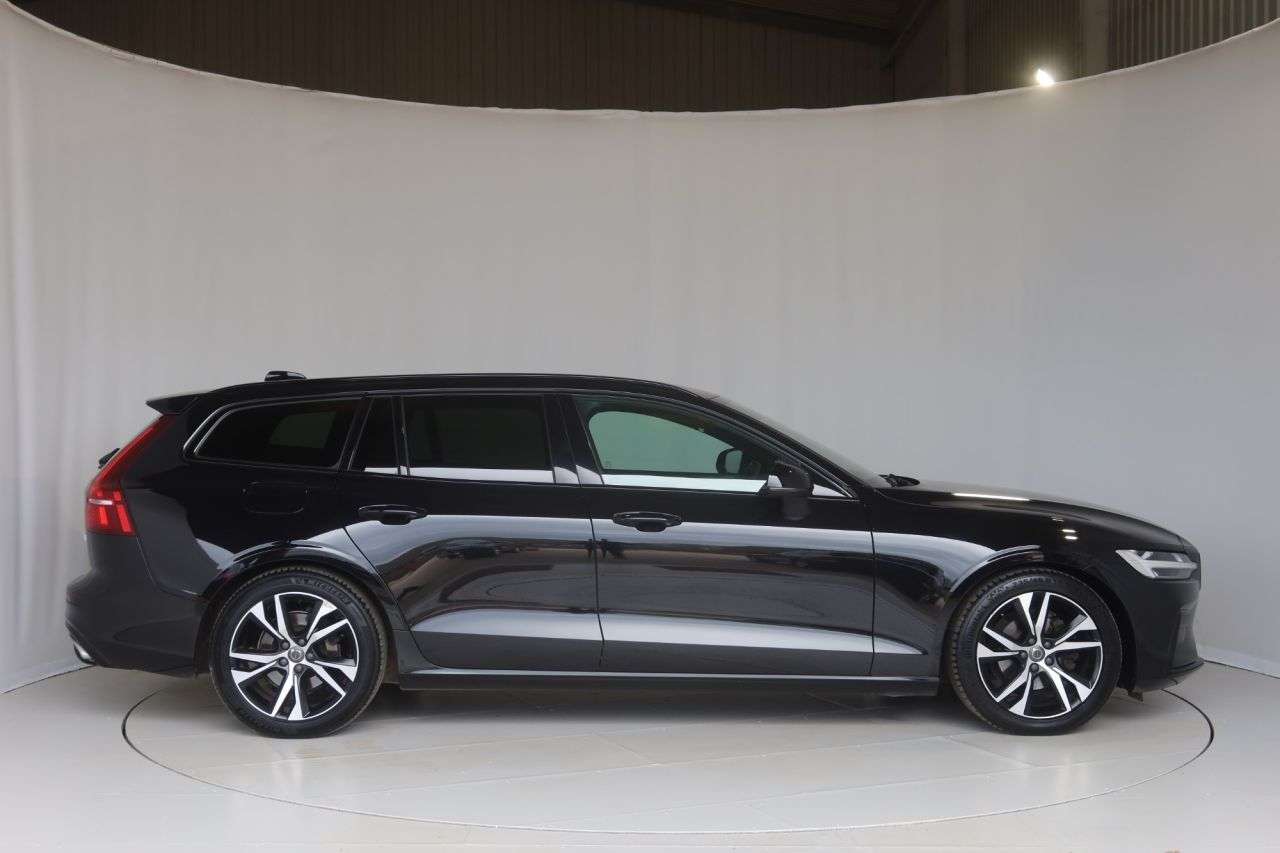 A 2022 VOLVO V60 2.0 B4 MHEV R-Design Estate 5dr Petrol Hybrid DCT Auto Euro 6 (s/s) (197 ps A 2022 VOLVO V60 2.0 B4 MHEV R-Design Estate 5dr Petrol Hybrid DCT Auto Euro 6 (s/s) (197 ps