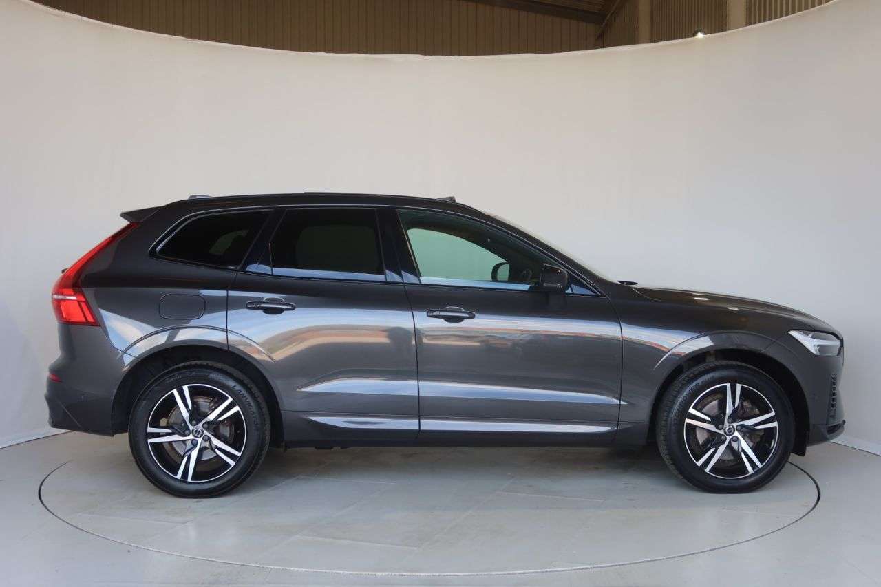 A 2021 VOLVO XC60 2.0h T6 Recharge 11.6kWh R-Design SUV 5dr Petrol Plug-in Hybrid Auto AWD Eu A 2021 VOLVO XC60 2.0h T6 Recharge 11.6kWh R-Design SUV 5dr Petrol Plug-in Hybrid Auto AWD Eu