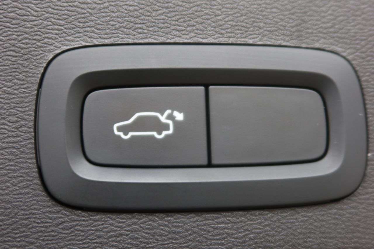 2023 VOLVO XC40 2023 VOLVO XC40
