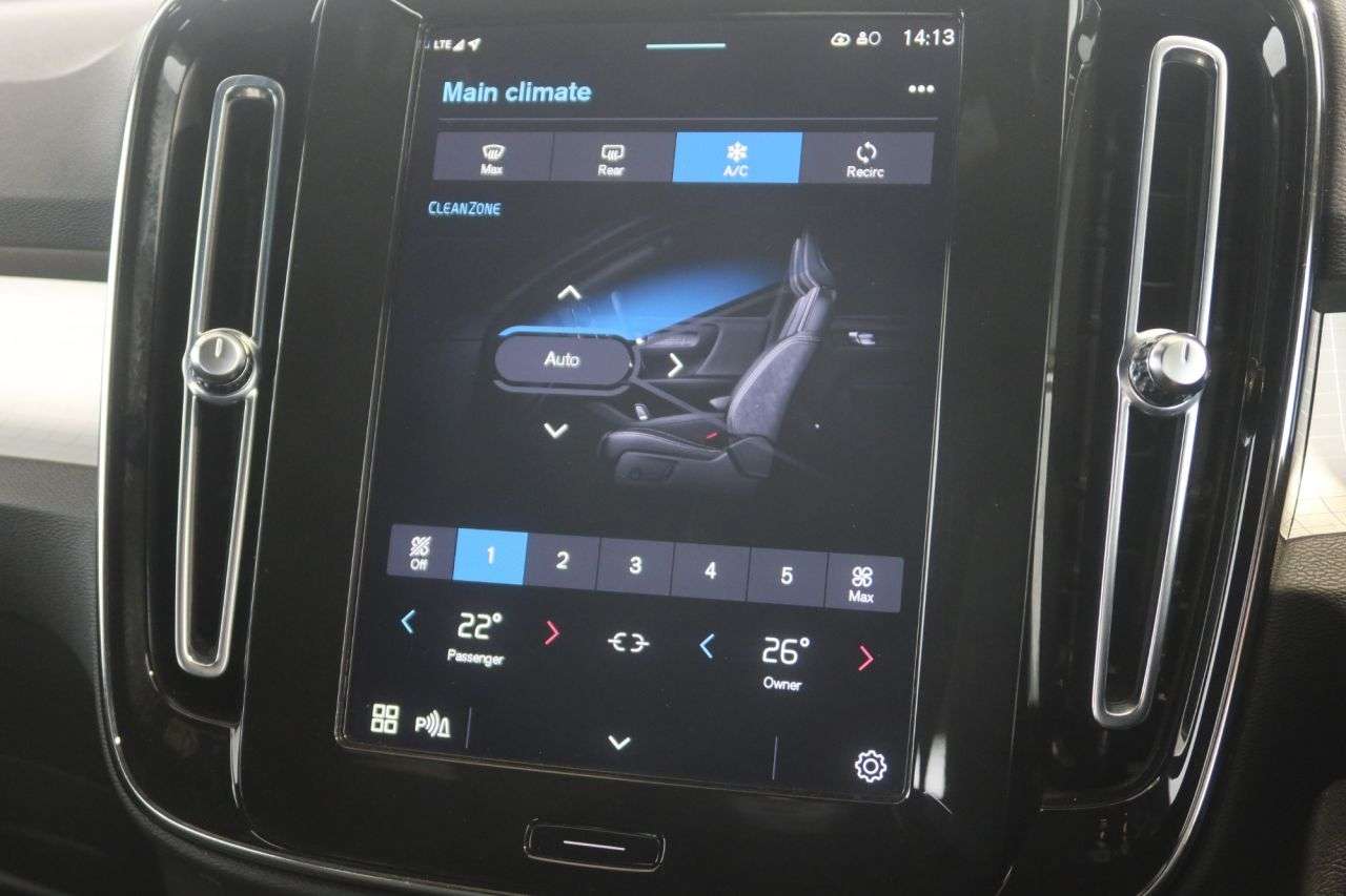 2023 VOLVO XC40 2023 VOLVO XC40