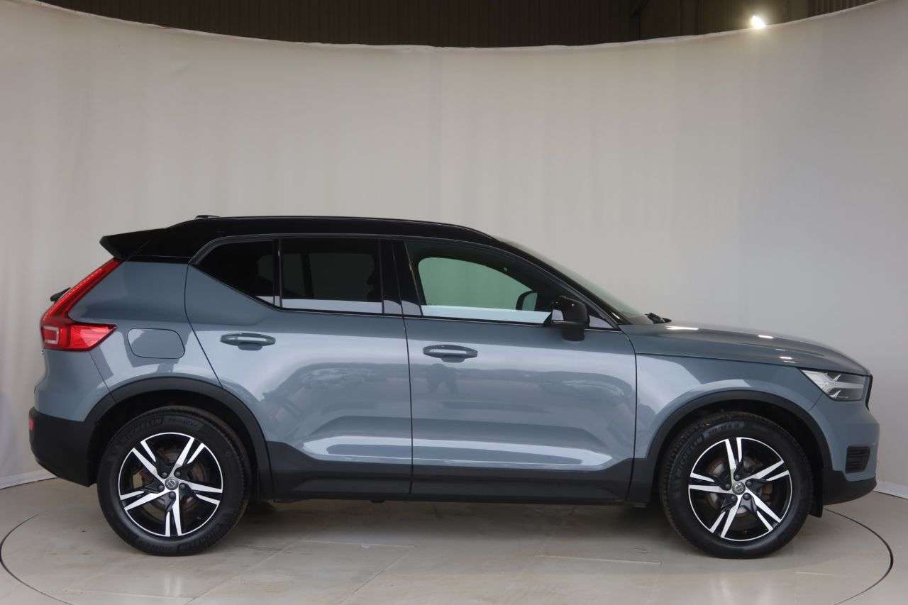 A 2022 VOLVO XC40 1.5 T3 R-Design SUV 5dr Petrol Auto Euro 6 (s/s) (163 ps) HEATED STEERING W A 2022 VOLVO XC40 1.5 T3 R-Design SUV 5dr Petrol Auto Euro 6 (s/s) (163 ps) HEATED STEERING W