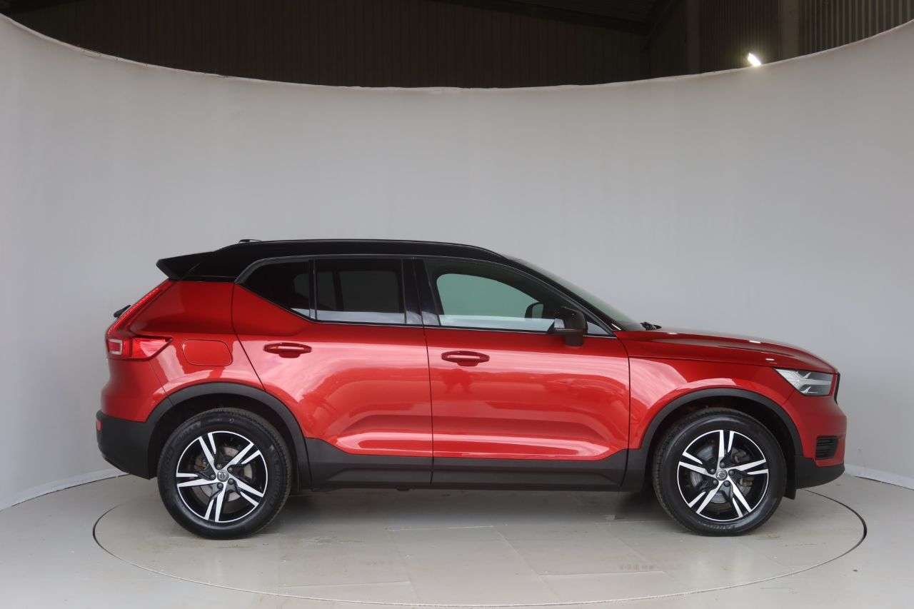 A 2021 VOLVO XC40 2.0 B4 MHEV R-Design SUV 5dr Petrol Hybrid DCT Auto Euro 6 (s/s) (197 ps) O A 2021 VOLVO XC40 2.0 B4 MHEV R-Design SUV 5dr Petrol Hybrid DCT Auto Euro 6 (s/s) (197 ps) O