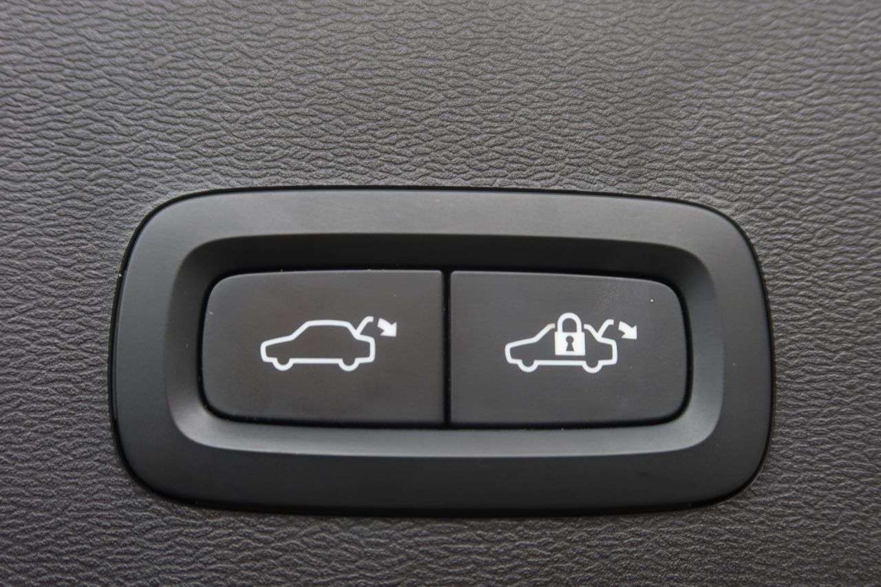 2023 VOLVO XC40 2023 VOLVO XC40