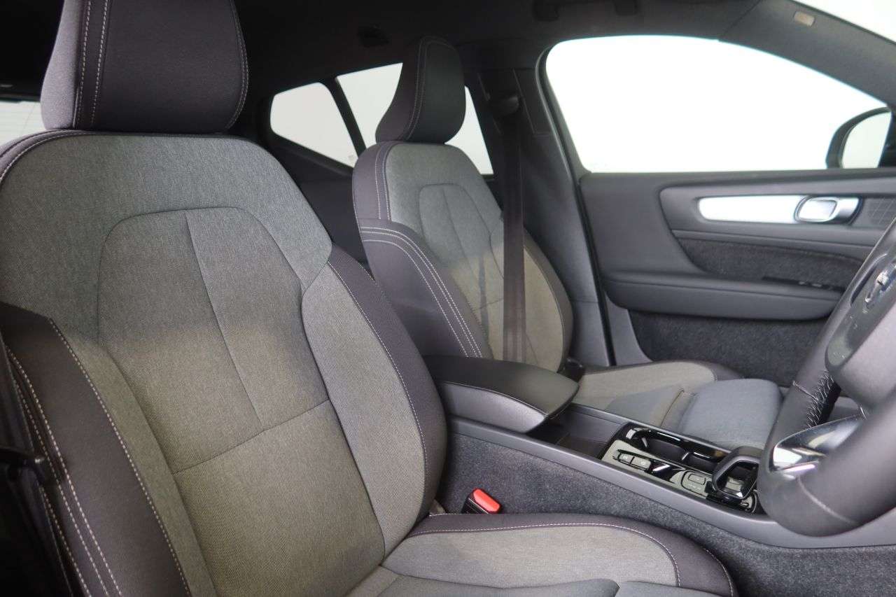 2023 VOLVO XC40 2023 VOLVO XC40