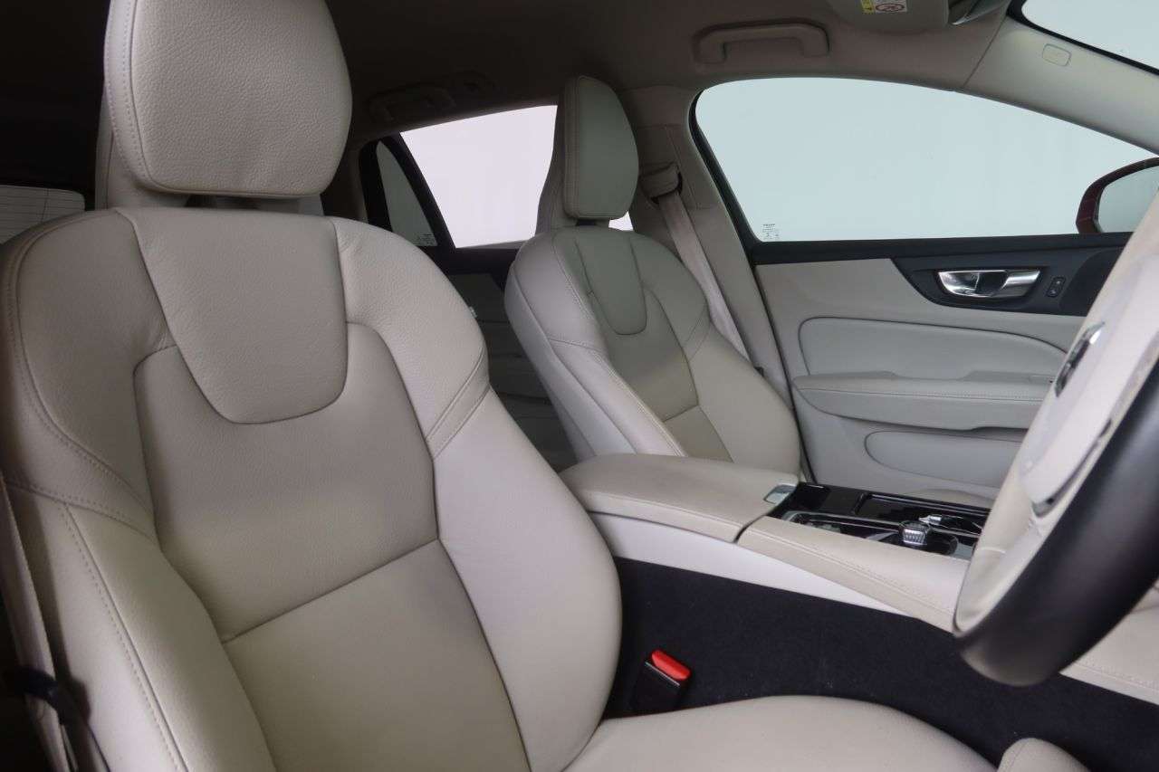 2021 VOLVO V60 2021 VOLVO V60