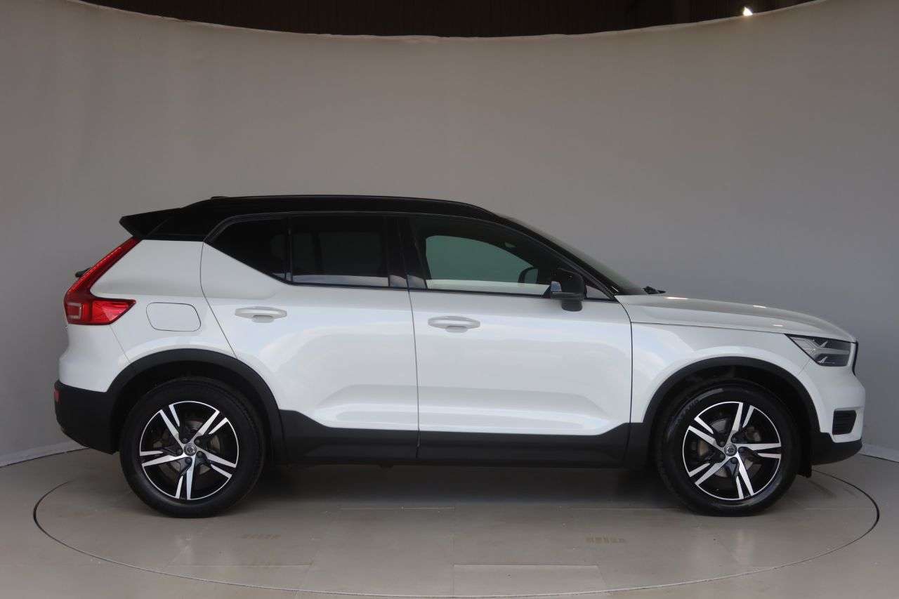 A 2022 VOLVO XC40 1.5 T3 R-Design SUV 5dr Petrol Auto Euro 6 (s/s) (163 ps) OPTICAL REAR PARK A 2022 VOLVO XC40 1.5 T3 R-Design SUV 5dr Petrol Auto Euro 6 (s/s) (163 ps) OPTICAL REAR PARK