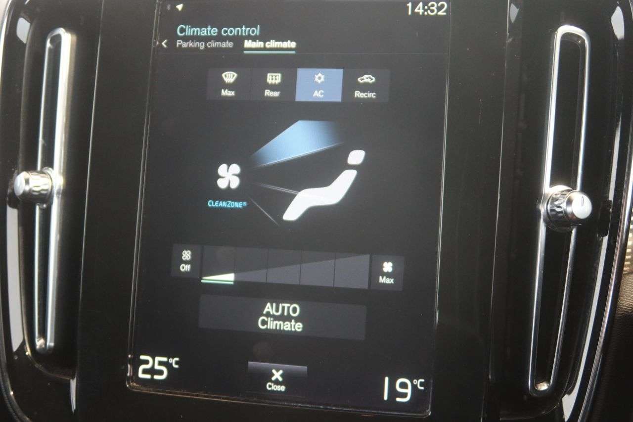 2022 VOLVO XC40 2022 VOLVO XC40