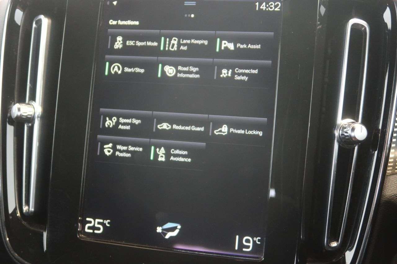2022 VOLVO XC40 2022 VOLVO XC40