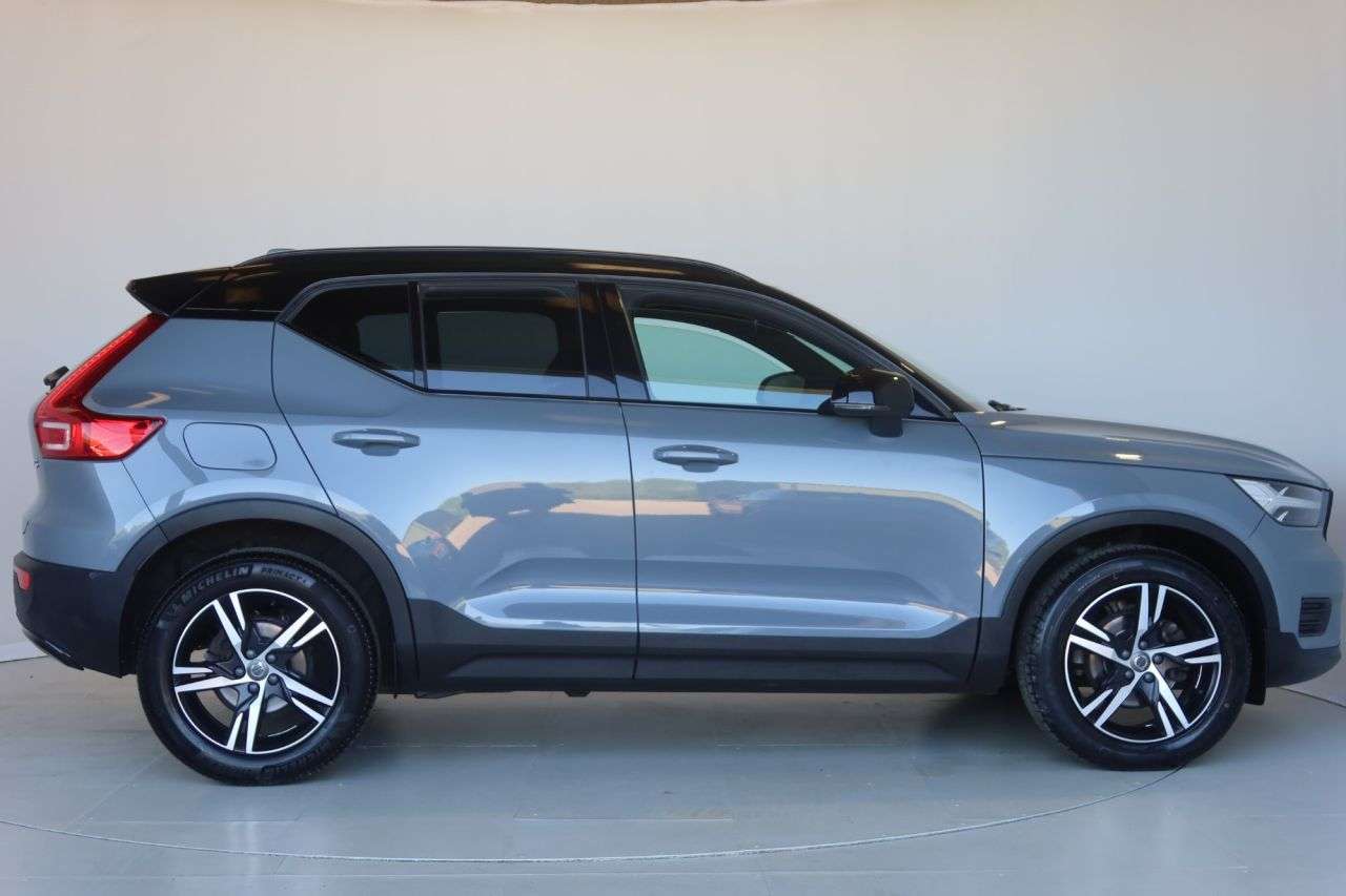 A 2021 VOLVO XC40 1.5 T3 R-Design SUV 5dr Petrol Auto Euro 6 (s/s) (163 ps) OPTICAL REAR SENS A 2021 VOLVO XC40 1.5 T3 R-Design SUV 5dr Petrol Auto Euro 6 (s/s) (163 ps) OPTICAL REAR SENS