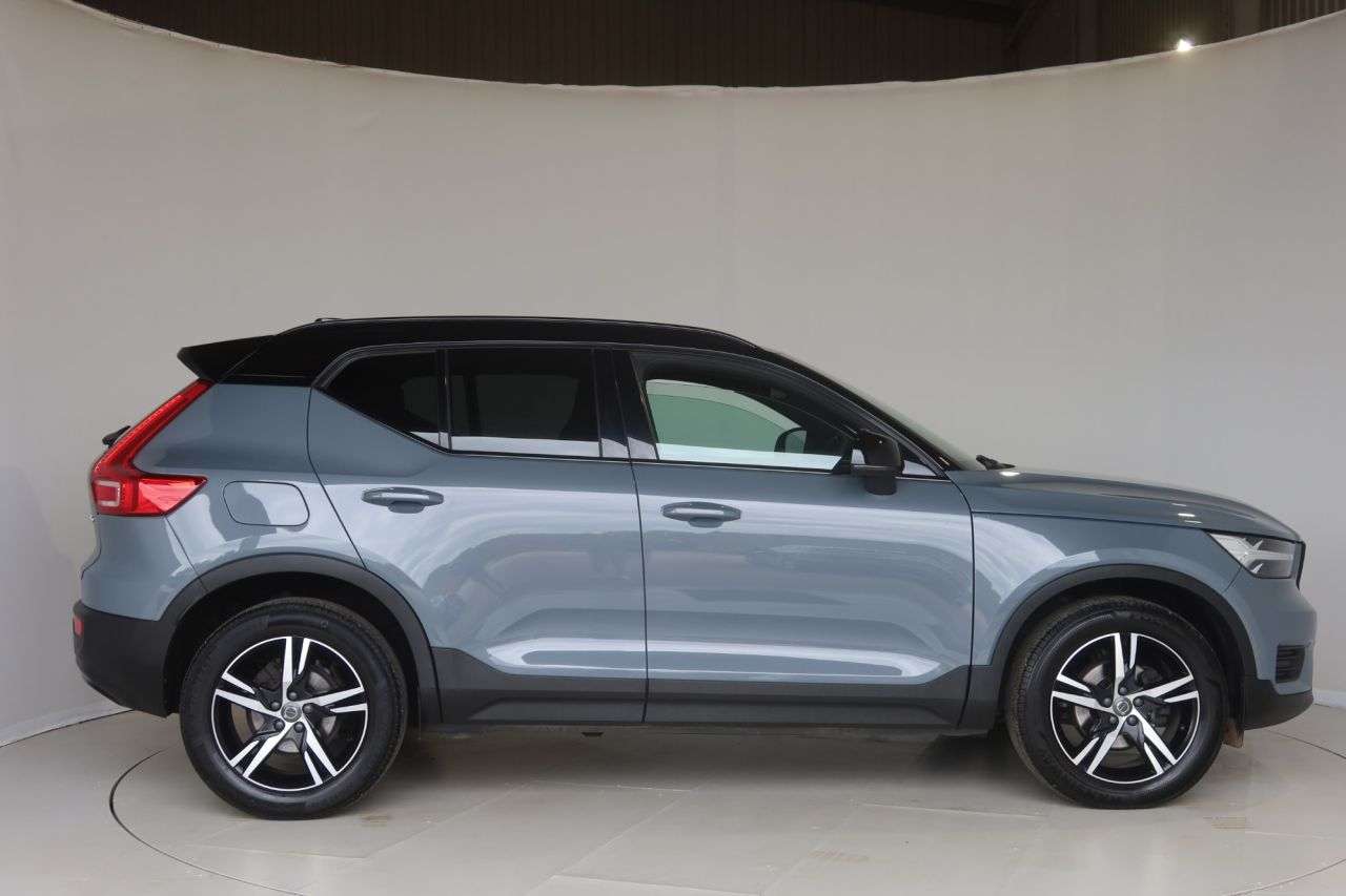 A 2022 VOLVO XC40 1.5 T3 R-Design SUV 5dr Petrol Auto Euro 6 (s/s) (163 ps) OPTICAL REAR SENS A 2022 VOLVO XC40 1.5 T3 R-Design SUV 5dr Petrol Auto Euro 6 (s/s) (163 ps) OPTICAL REAR SENS