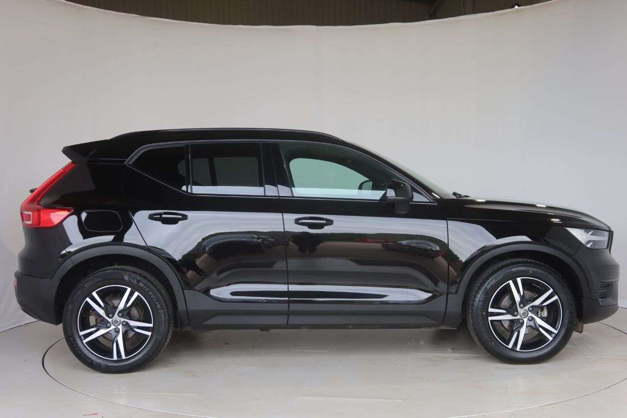 A 2022 VOLVO XC40 1.5 T3 R-Design SUV 5dr Petrol Manual Euro 6 (s/s) (163 ps) OPTICAL REAR SE A 2022 VOLVO XC40 1.5 T3 R-Design SUV 5dr Petrol Manual Euro 6 (s/s) (163 ps) OPTICAL REAR SE