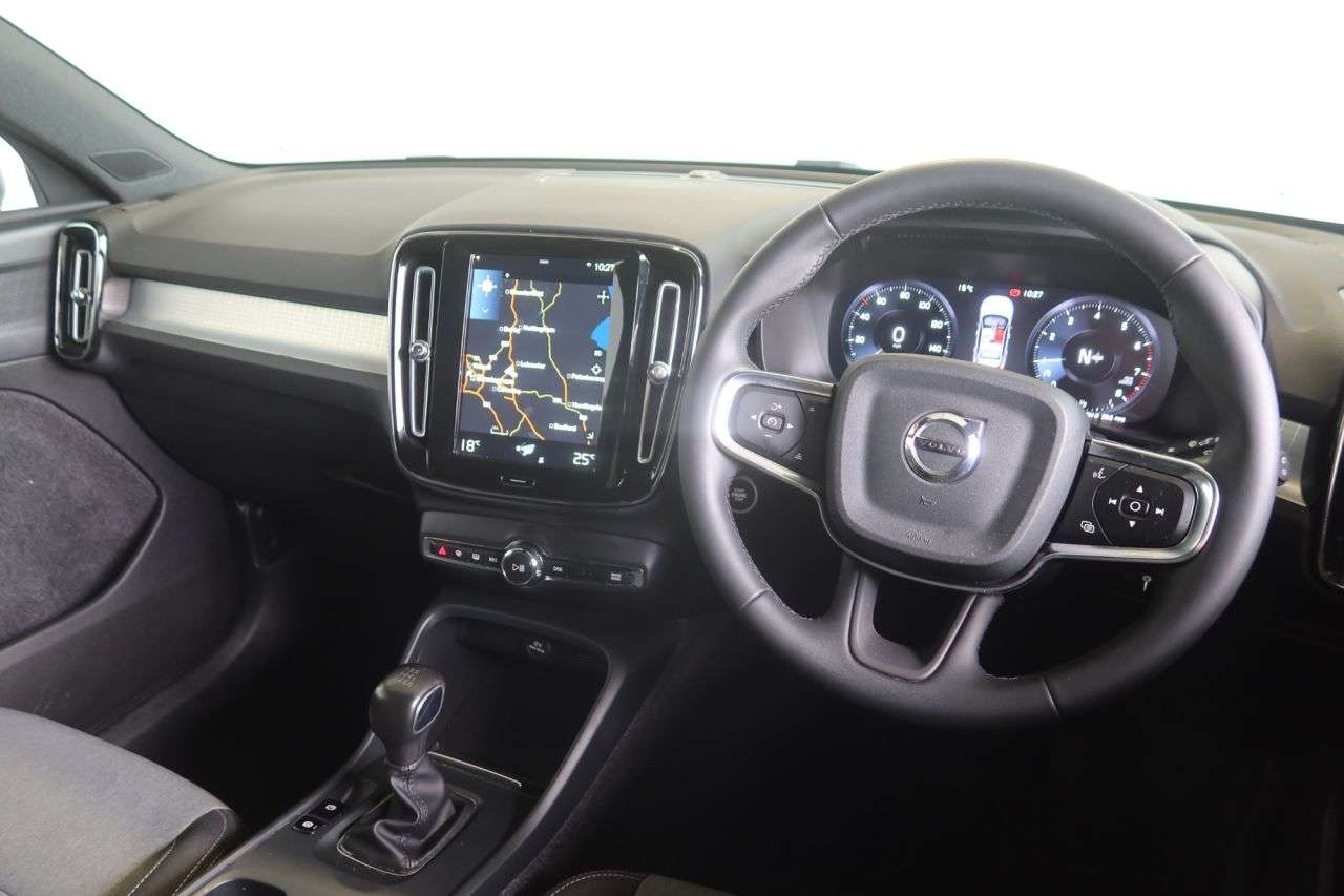 2022 VOLVO XC40 2022 VOLVO XC40