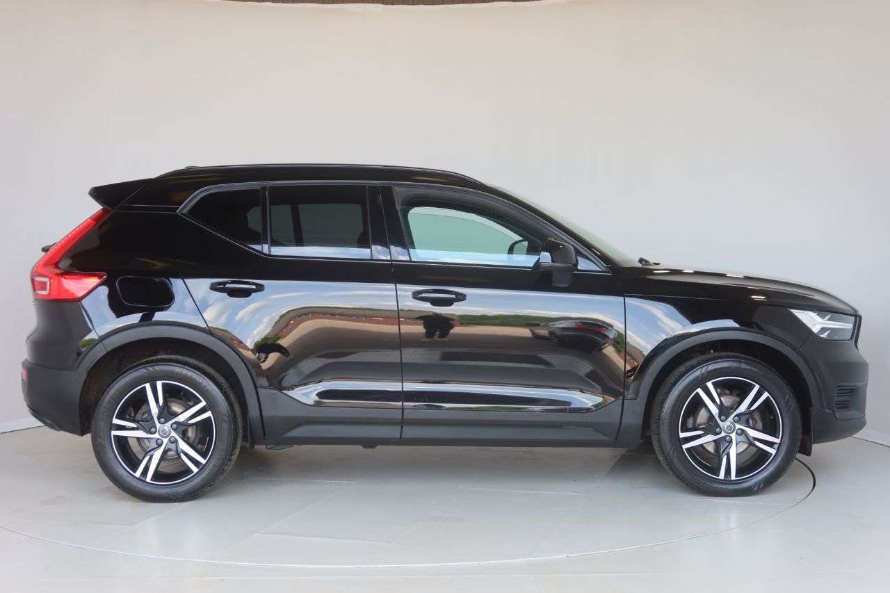 A 2022 VOLVO XC40 1.5 T3 R-Design SUV 5dr Petrol Auto Euro 6 (s/s) (163 ps) OPTICAL REAR SENS A 2022 VOLVO XC40 1.5 T3 R-Design SUV 5dr Petrol Auto Euro 6 (s/s) (163 ps) OPTICAL REAR SENS