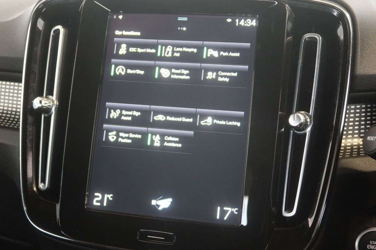 2022 VOLVO XC40 2022 VOLVO XC40