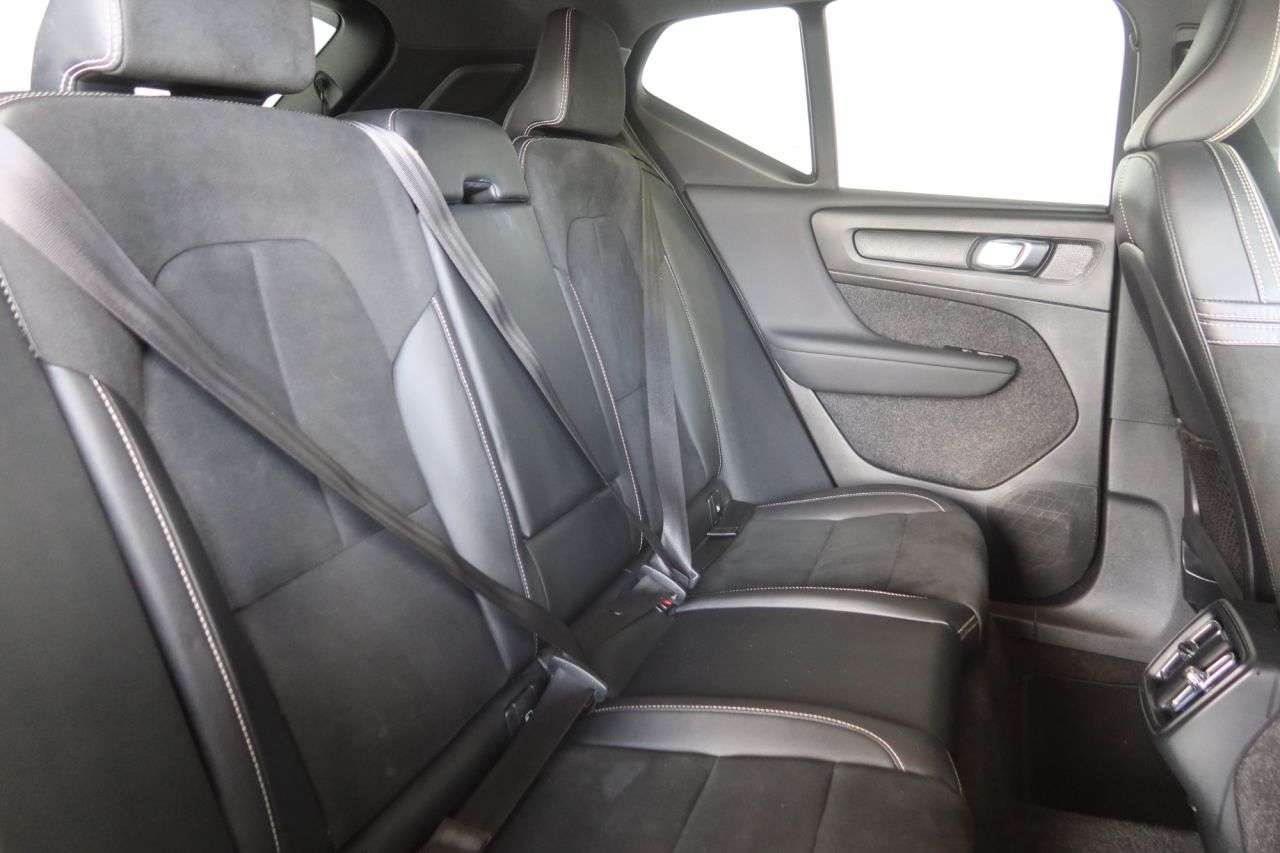 2022 VOLVO XC40 2022 VOLVO XC40