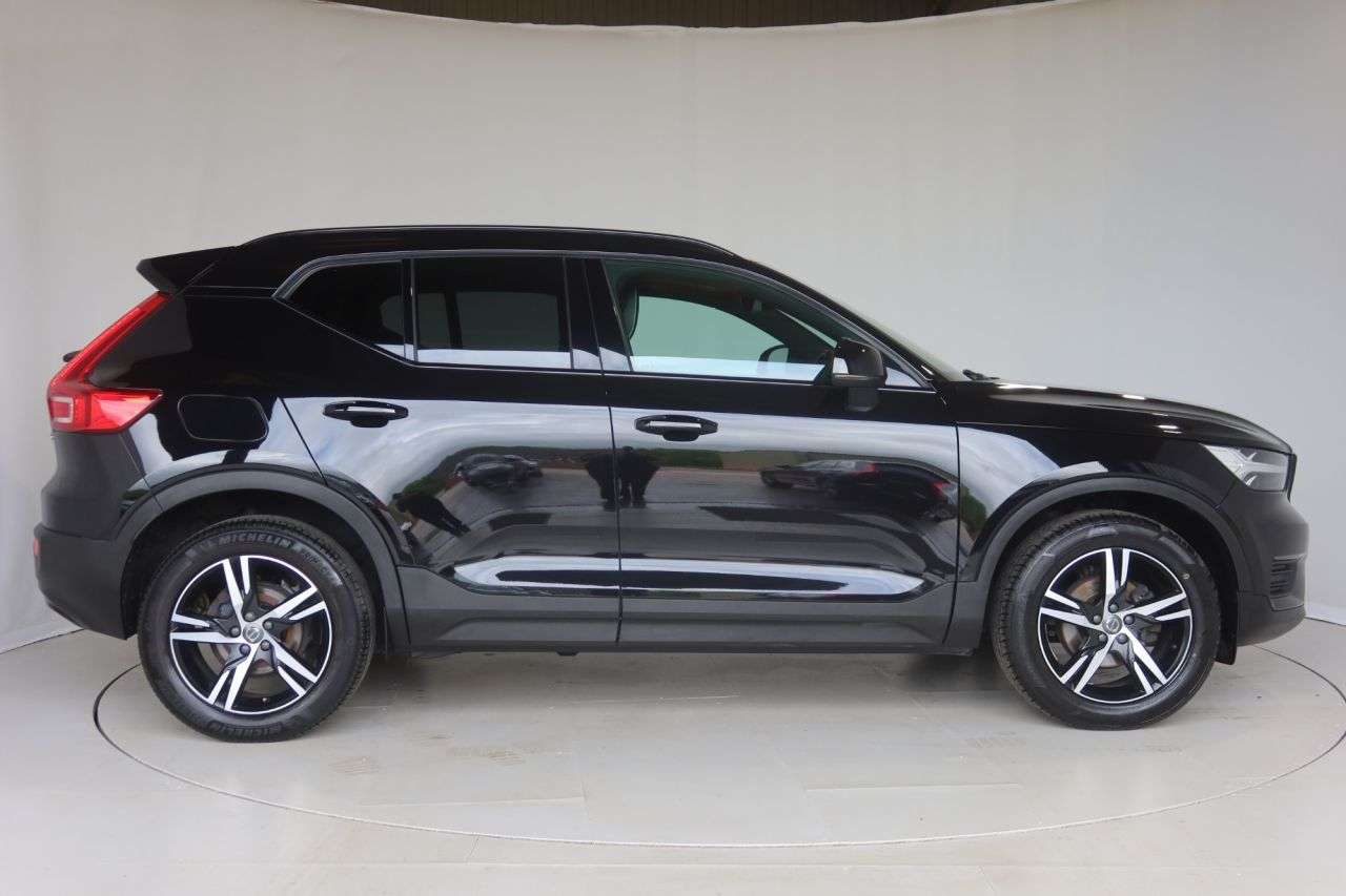A 2022 VOLVO XC40 1.5 T3 R-Design SUV 5dr Petrol Manual Euro 6 (s/s) (163 ps) OPTICAL REAR SE A 2022 VOLVO XC40 1.5 T3 R-Design SUV 5dr Petrol Manual Euro 6 (s/s) (163 ps) OPTICAL REAR SE