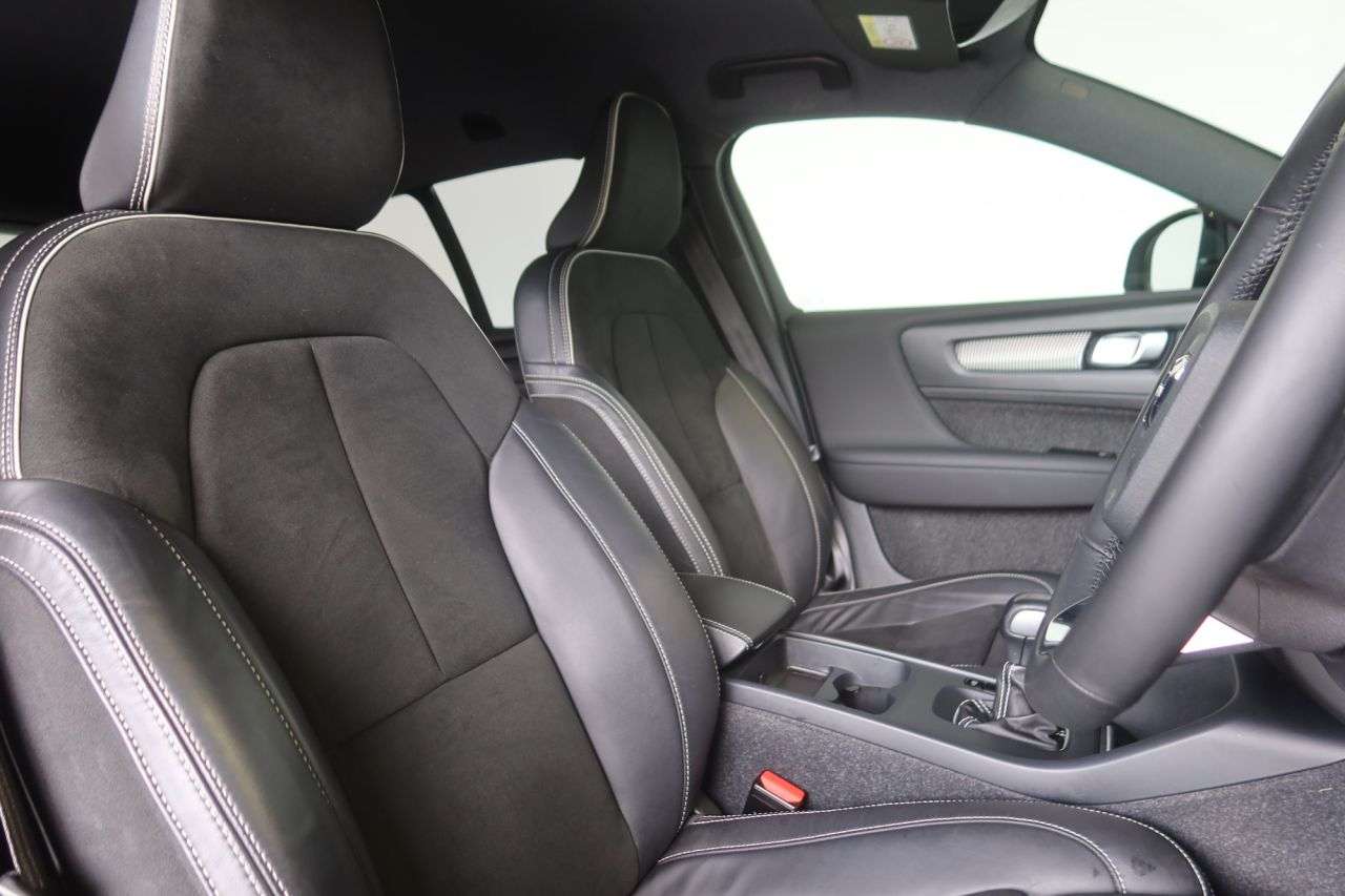 2022 VOLVO XC40 2022 VOLVO XC40