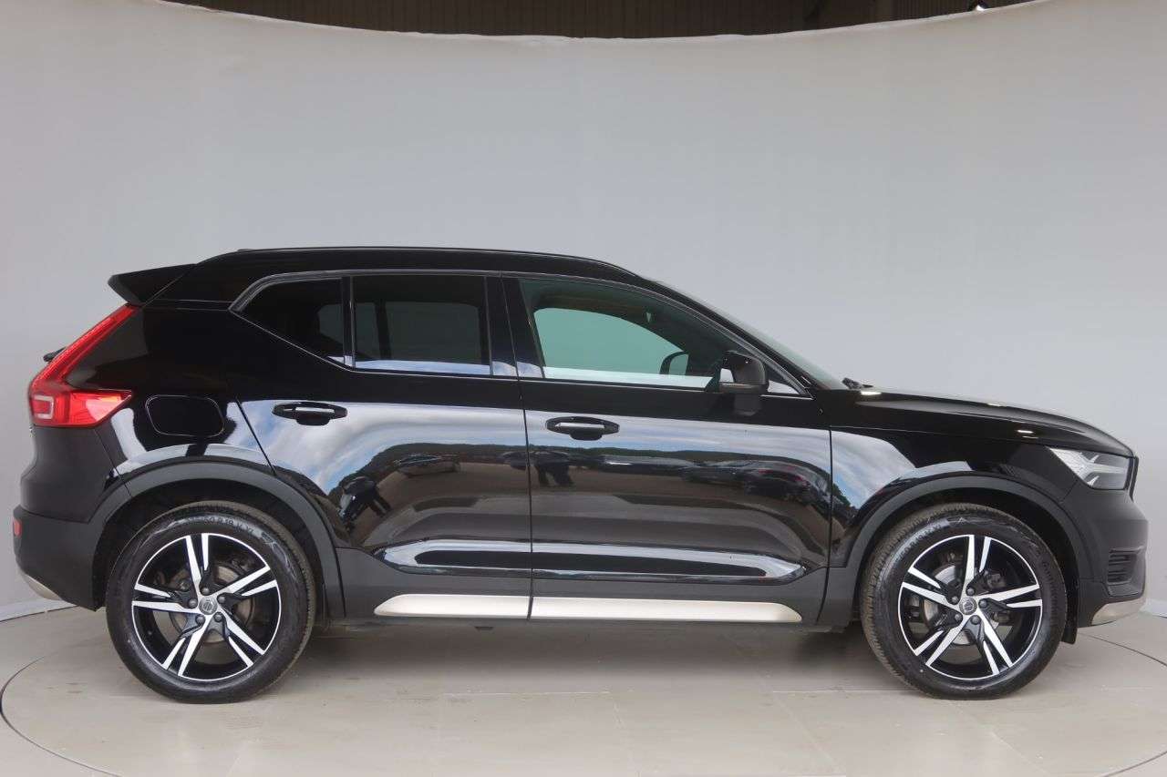A 2021 VOLVO XC40 1.5 T3 R-Design SUV 5dr Petrol Auto Euro 6 (s/s) (163 ps) OPTICAL REAR SENS A 2021 VOLVO XC40 1.5 T3 R-Design SUV 5dr Petrol Auto Euro 6 (s/s) (163 ps) OPTICAL REAR SENS