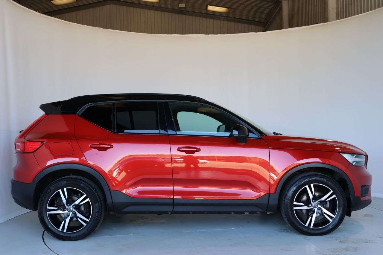 A 2021 VOLVO XC40 1.5 T3 R-Design SUV 5dr Petrol Auto Euro 6 (s/s) (163 ps) OPTICAL REAR SENS A 2021 VOLVO XC40 1.5 T3 R-Design SUV 5dr Petrol Auto Euro 6 (s/s) (163 ps) OPTICAL REAR SENS