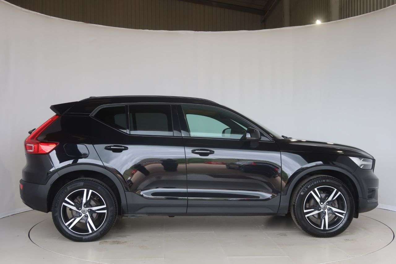 A 2022 VOLVO XC40 1.5 T3 R-Design SUV 5dr Petrol Manual Euro 6 (s/s) (163 ps) OPTICAL REAR SE A 2022 VOLVO XC40 1.5 T3 R-Design SUV 5dr Petrol Manual Euro 6 (s/s) (163 ps) OPTICAL REAR SE