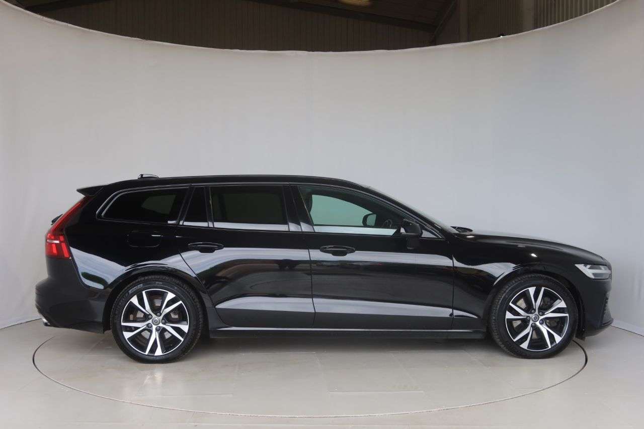 A 2021 VOLVO V60 2.0h T6 Recharge 11.6kWh R-Design Estate 5dr Petrol Plug-in Hybrid Auto AWD A 2021 VOLVO V60 2.0h T6 Recharge 11.6kWh R-Design Estate 5dr Petrol Plug-in Hybrid Auto AWD