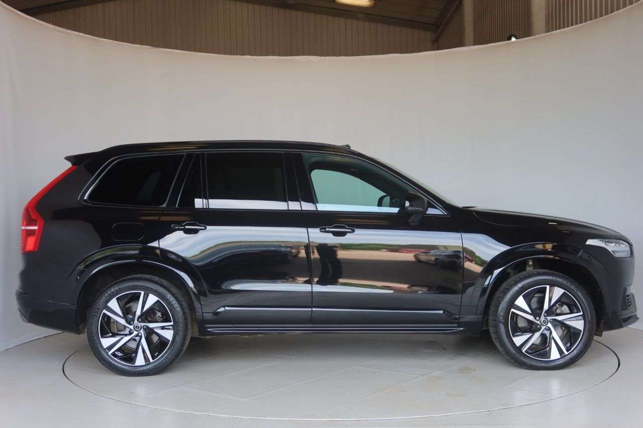 A 2022 VOLVO XC90 2.0h T8 Recharge 18.8kWh R-Design SUV 5dr Petrol Plug-in Hybrid Auto 4WD Eu A 2022 VOLVO XC90 2.0h T8 Recharge 18.8kWh R-Design SUV 5dr Petrol Plug-in Hybrid Auto 4WD Eu