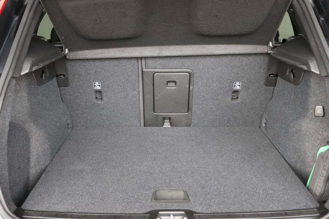 2023 VOLVO XC40 2023 VOLVO XC40