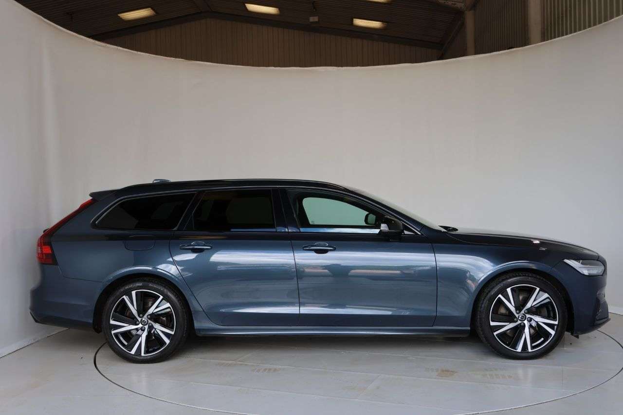 A 2022 VOLVO V90 2.0 B4 MHEV R-Design Estate 5dr Diesel Hybrid Auto Euro 6 (s/s) (197 ps) RE A 2022 VOLVO V90 2.0 B4 MHEV R-Design Estate 5dr Diesel Hybrid Auto Euro 6 (s/s) (197 ps) RE