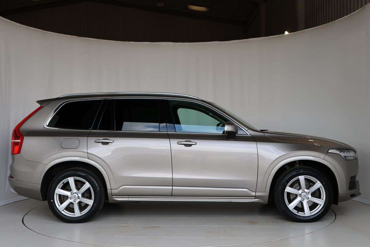 A 2022 VOLVO XC90 2.0 B5 MHEV Momentum SUV 5dr Diesel Hybrid Auto 4WD Euro 6 (s/s) (235 ps) P A 2022 VOLVO XC90 2.0 B5 MHEV Momentum SUV 5dr Diesel Hybrid Auto 4WD Euro 6 (s/s) (235 ps) P