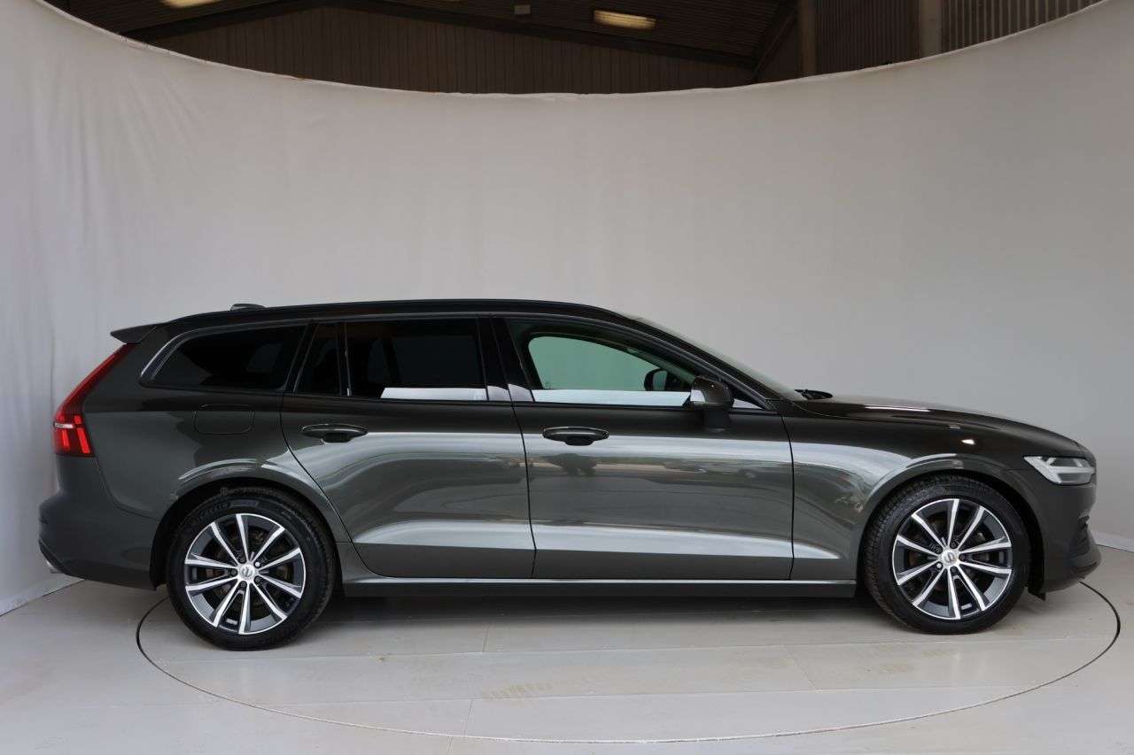 A 2022 VOLVO V60 2.0 B3 MHEV Momentum Estate 5dr Petrol Hybrid DCT Auto Euro 6 (s/s) (163 ps A 2022 VOLVO V60 2.0 B3 MHEV Momentum Estate 5dr Petrol Hybrid DCT Auto Euro 6 (s/s) (163 ps