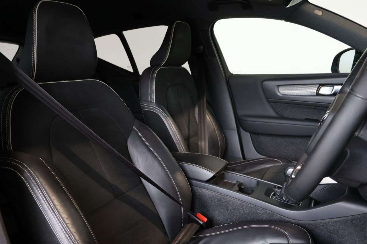 2022 VOLVO XC40 2022 VOLVO XC40