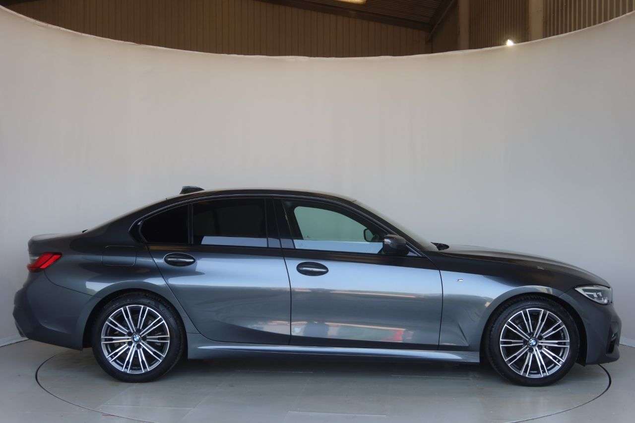 A 2021 BMW 3 SERIES 2.0 318i M Sport Saloon 4dr Petrol Auto Euro 6 (s/s) (156 ps) APPLE CAR PLA A 2021 BMW 3 SERIES 2.0 318i M Sport Saloon 4dr Petrol Auto Euro 6 (s/s) (156 ps) APPLE CAR PLA