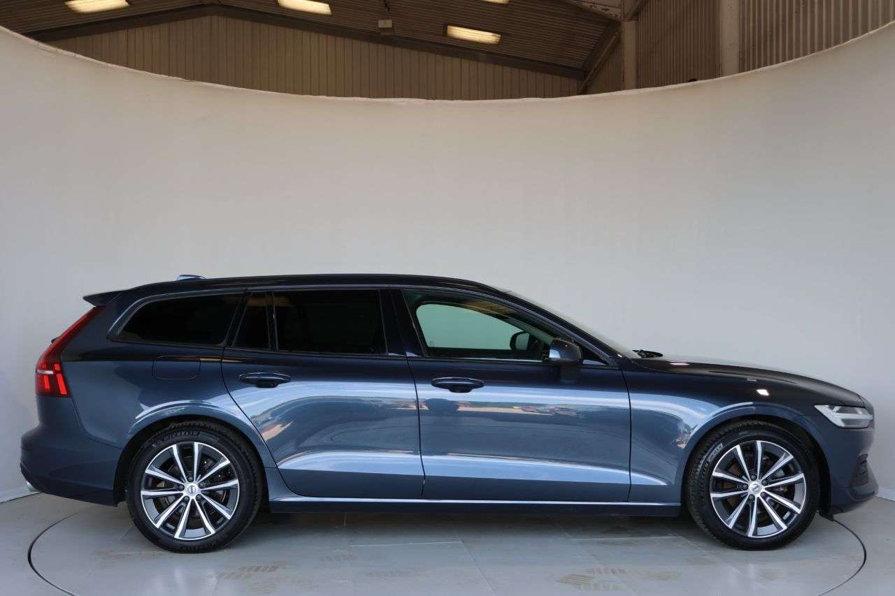A 2022 VOLVO V60 2.0 B3 MHEV Momentum Estate 5dr Petrol Hybrid DCT Auto Euro 6 (s/s) (163 ps A 2022 VOLVO V60 2.0 B3 MHEV Momentum Estate 5dr Petrol Hybrid DCT Auto Euro 6 (s/s) (163 ps