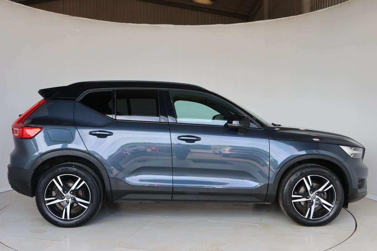 A 2022 VOLVO XC40 1.5 T3 R-Design SUV 5dr Petrol Manual Euro 6 (s/s) (163 ps) HEATED STEERING A 2022 VOLVO XC40 1.5 T3 R-Design SUV 5dr Petrol Manual Euro 6 (s/s) (163 ps) HEATED STEERING
