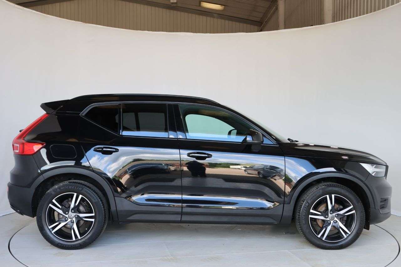A 2022 VOLVO XC40 1.5 T3 R-Design SUV 5dr Petrol Manual Euro 6 (s/s) (163 ps) FREE 24 MONTH W A 2022 VOLVO XC40 1.5 T3 R-Design SUV 5dr Petrol Manual Euro 6 (s/s) (163 ps) FREE 24 MONTH W