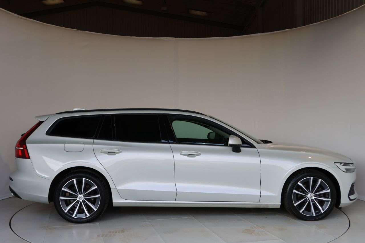 A 2022 VOLVO V60 2.0 B3 MHEV Momentum Estate 5dr Petrol Hybrid DCT Auto Euro 6 (s/s) (163 ps A 2022 VOLVO V60 2.0 B3 MHEV Momentum Estate 5dr Petrol Hybrid DCT Auto Euro 6 (s/s) (163 ps