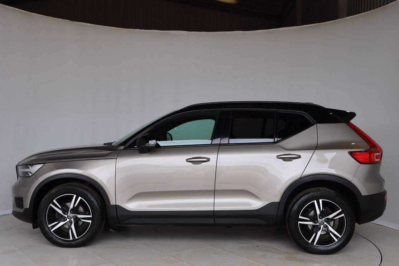 2022 VOLVO XC40 2022 VOLVO XC40