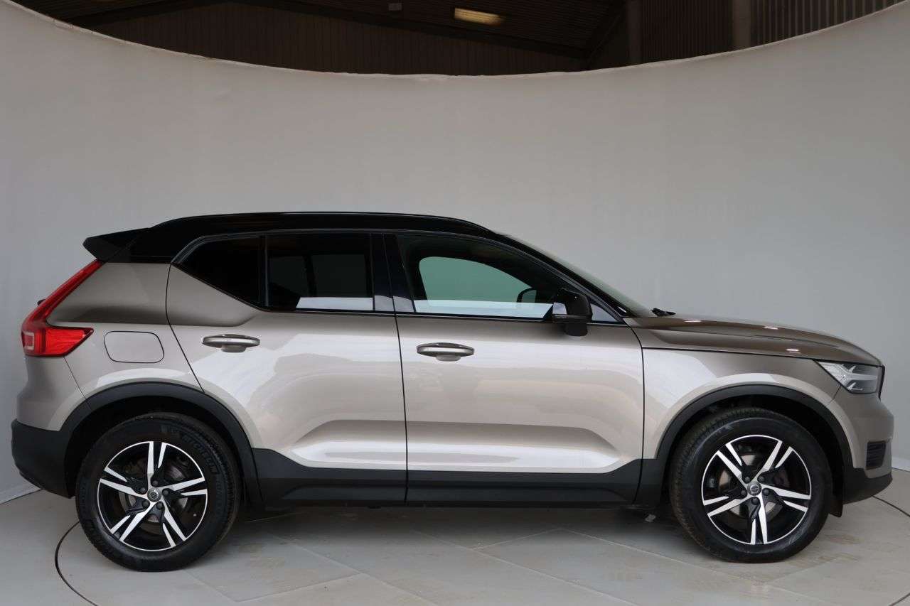A 2022 VOLVO XC40 1.5 T3 R-Design SUV 5dr Petrol Auto Euro 6 (s/s) (163 ps) FREE 24 MONTH WAR A 2022 VOLVO XC40 1.5 T3 R-Design SUV 5dr Petrol Auto Euro 6 (s/s) (163 ps) FREE 24 MONTH WAR